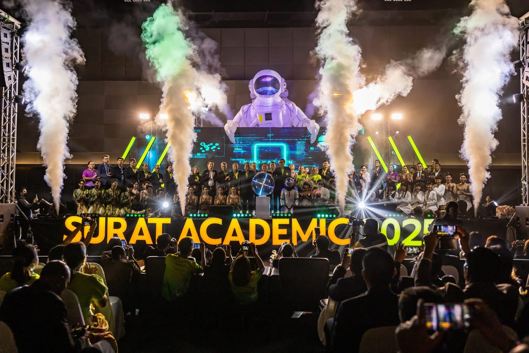 พิธีเปิด SURAT ACADEMIC 2025 เวทีนักบินอวกาศและเอฟเฟกต์ควัน